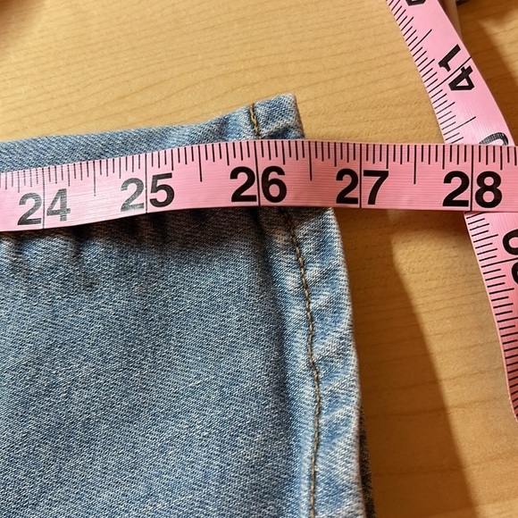 Levi's wedgie Skinny jeans with busted knee light wash Size 26 Button Fly - Picture 12 of 12